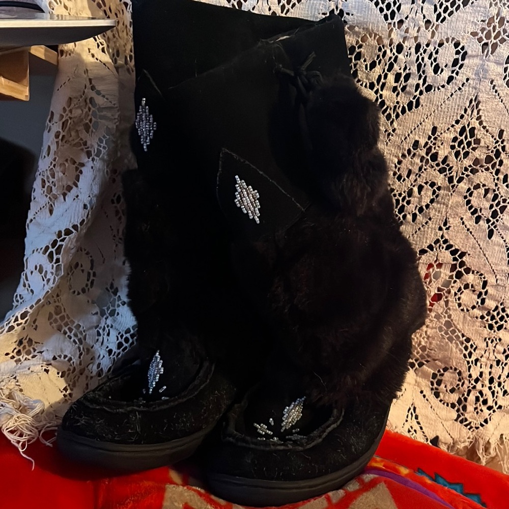 Beaded insulated mukluks size 40 real leather faux fur